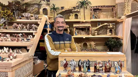 David Ponce en su puesto de venta de belenes de la Plaza Mayor David Ponce en su puesto de venta de belenes de la Plaza Mayor