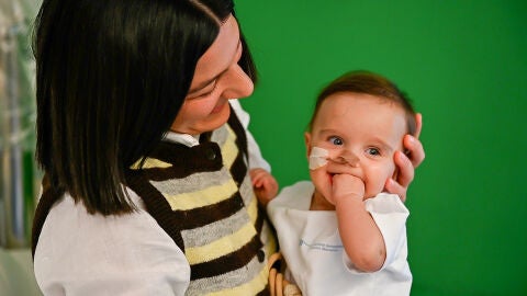Mariami y su madre Maka, en la habitaci&oacute;n del Hospital Gregorio Mara&ntilde;&oacute;n