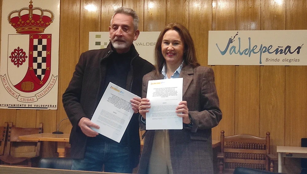 Jesús Martín, alcalde de Valdepeñas, y Raquel García, jefa provincial DGT Jesús Martín, alcalde de Valdepeñas, y Raquel García, jefa provincial DGT