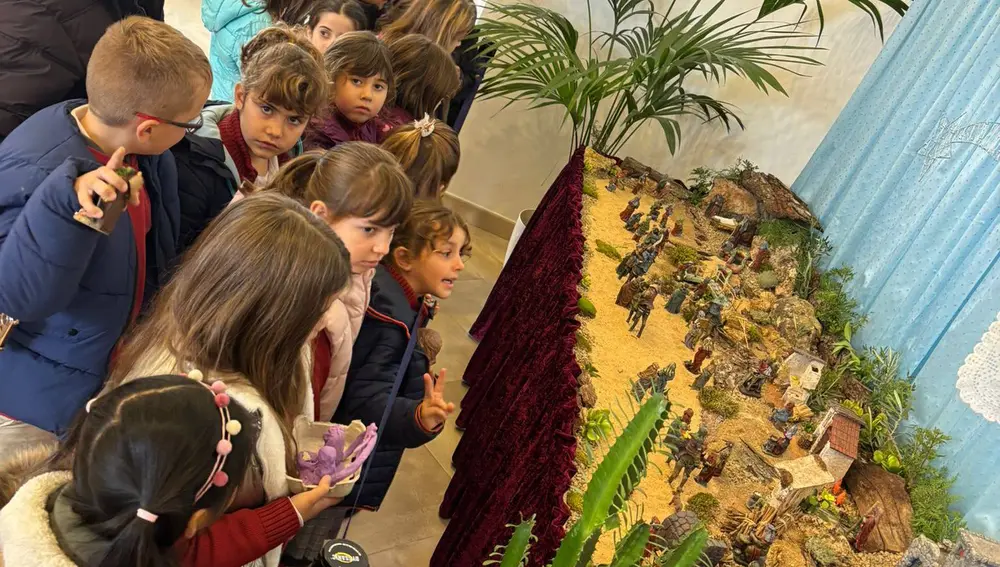 Los niños del colegio Can Bonet visitaron el belén creado por un vecino de Ses Païsses en la Parroquia de la Sagrada Familia Los niños del colegio Can Bonet visitaron el belén creado por un vecino de Ses Païsses en la Parroquia de la Sagrada Familia