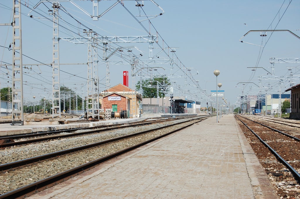 Indignación en Casetas tras la muerte del joven atropellado por un tren Indignación en Casetas tras la muerte del joven atropellado por un tren