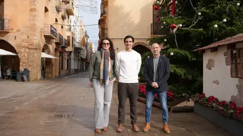 El delantero del Villarreal CF, Gerard Moreno, junto a la presidenta de UCOVI, Carmen Gil, y el concejal de Comercio, Chus Madrigal. El delantero del Villarreal CF, Gerard Moreno, junto a la presidenta de UCOVI, Carmen Gil, y el concejal de Comercio, Chus Madrigal.
