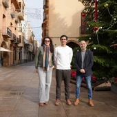 El delantero del Villarreal CF, Gerard Moreno, junto a la presidenta de UCOVI, Carmen Gil, y el concejal de Comercio, Chus Madrigal. El delantero del Villarreal CF, Gerard Moreno, junto a la presidenta de UCOVI, Carmen Gil, y el concejal de Comercio, Chus Madrigal.