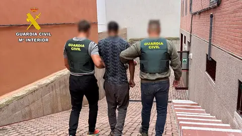 Agentes de la Guardia Civil de Villena con el detenido. Agentes de la Guardia Civil de Villena con el detenido.