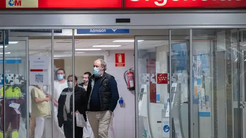 Personas con mascarillas salen de urgencias del Hospital La Paz. El Ministerio de Sanidad impondrá el uso obligatorio de mascarillas en los centros de salud de toda España a partir del próximo miércoles 10 de enero, debido al reciente aumento de casos de virus respiratorios como la COVID-19 y la gripe, y a la saturación de algunos hospitales. Personas con mascarillas salen de urgencias del Hospital La Paz. El Ministerio de Sanidad impondrá el uso obligatorio de mascarillas en los centros de salud de toda España a partir del próximo miércoles 10 de enero, debido al reciente aumento de casos de virus respiratorios como la COVID-19 y la gripe, y a la saturación de algunos hospitales.