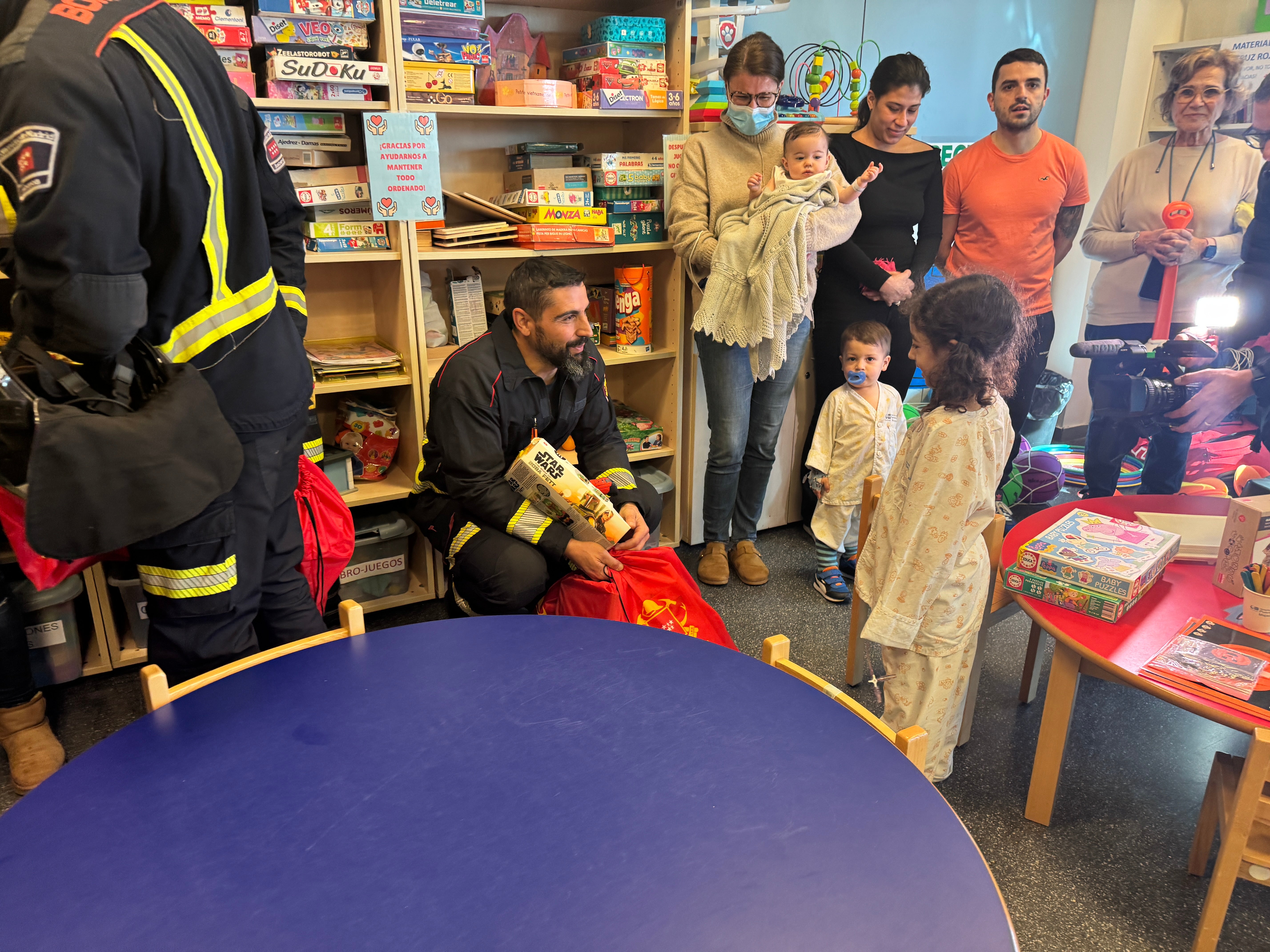 Los bomberos de la Comunidad llevan la ilusión de la Navidad a los hospitales madrileños Los bomberos de la Comunidad llevan la ilusión de la Navidad a los hospitales madrileños