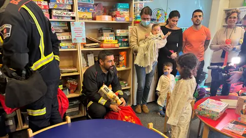 Los bomberos de la Comunidad llevan la ilusión de la Navidad a los hospitales madrileños Los bomberos de la Comunidad llevan la ilusión de la Navidad a los hospitales madrileños