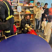 Los bomberos de la Comunidad llevan la ilusión de la Navidad a los hospitales madrileños Los bomberos de la Comunidad llevan la ilusión de la Navidad a los hospitales madrileños