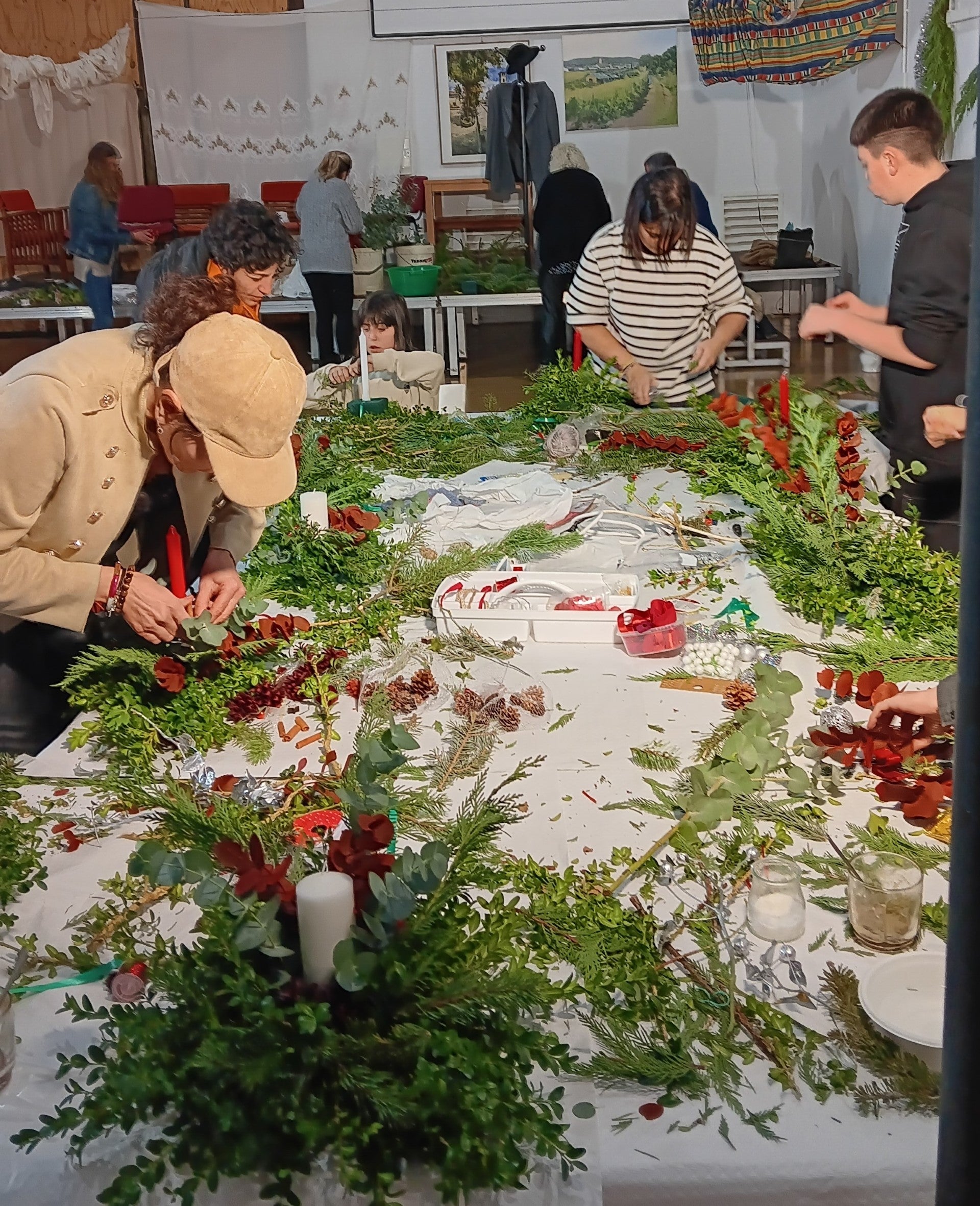 Un taller de decoraciones navideñas, el montaje de belenes y el adorno de las fachadas prepara el programa de Navidad 2025-2026 en el pueblo de Husillos Un taller de decoraciones navideñas, el montaje de belenes y el adorno de las fachadas prepara el programa de Navidad 2025-2026 en el pueblo de Husillos