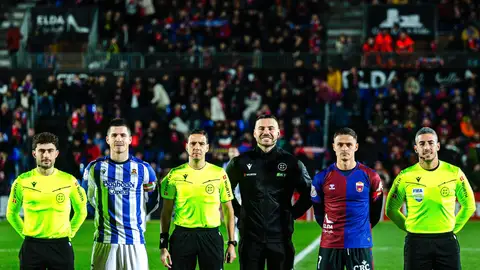 Los capitanes de Eldense y Real Sociedad, junto al cuarteto arbitral. Los capitanes de Eldense y Real Sociedad, junto al cuarteto arbitral.