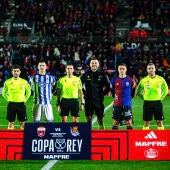 Los capitanes de Eldense y Real Sociedad, junto al cuarteto arbitral.