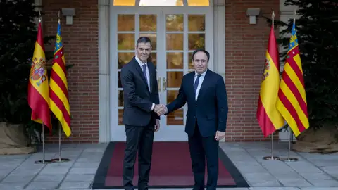 El presidente del Gobierno, Pedro Sánchez (i), y el presidente de la Generalitat valenciana, Juanfran Pérez Llorca (d), durante una reunión, en el Palacio de La Moncloa, a 17 de diciembre de 2025, en Madrid (España). - El presidente del Gobierno, Pedro Sánchez (i), y el presidente de la Generalitat valenciana, Juanfran Pérez Llorca (d), durante una reunión, en el Palacio de La Moncloa, a 17 de diciembre de 2025, en Madrid (España). -