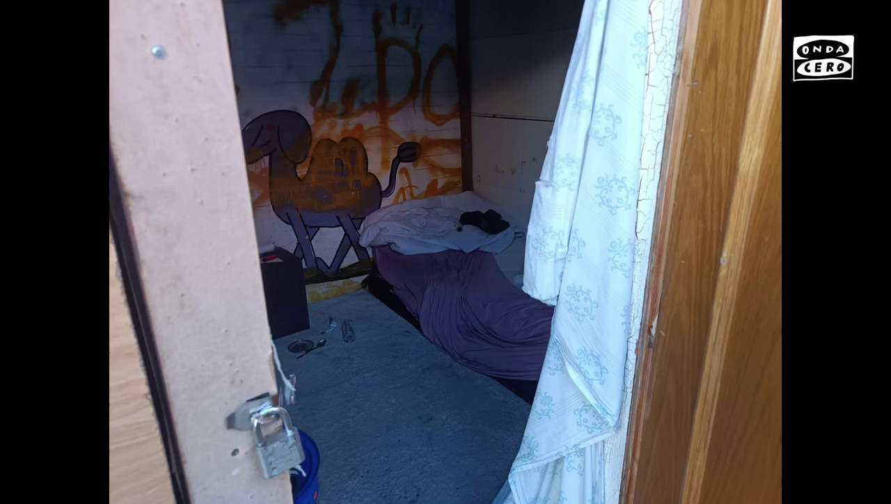 Así vivían los 400 migrantes desalojados en el instituto de Badalona que la juez califica como "un poblado de miseria" Así vivían los 400 migrantes desalojados en el instituto de Badalona que la juez califica como "un poblado de miseria"