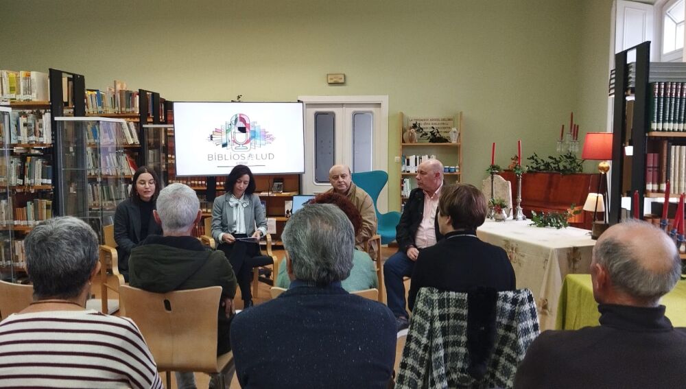 Momento de la presentación del proyecto en la biblioteca de Castropol.