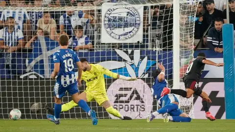 El delantero chileno del Sevilla FC Alexis Sánchez (d) anota un gol durante el partido de la quinta jornada de LaLiga EA Sports disputado en el estadio de Mendizorroza, en Vitoria. El delantero chileno del Sevilla FC Alexis Sánchez (d) anota un gol durante el partido de la quinta jornada de LaLiga EA Sports disputado en el estadio de Mendizorroza, en Vitoria.