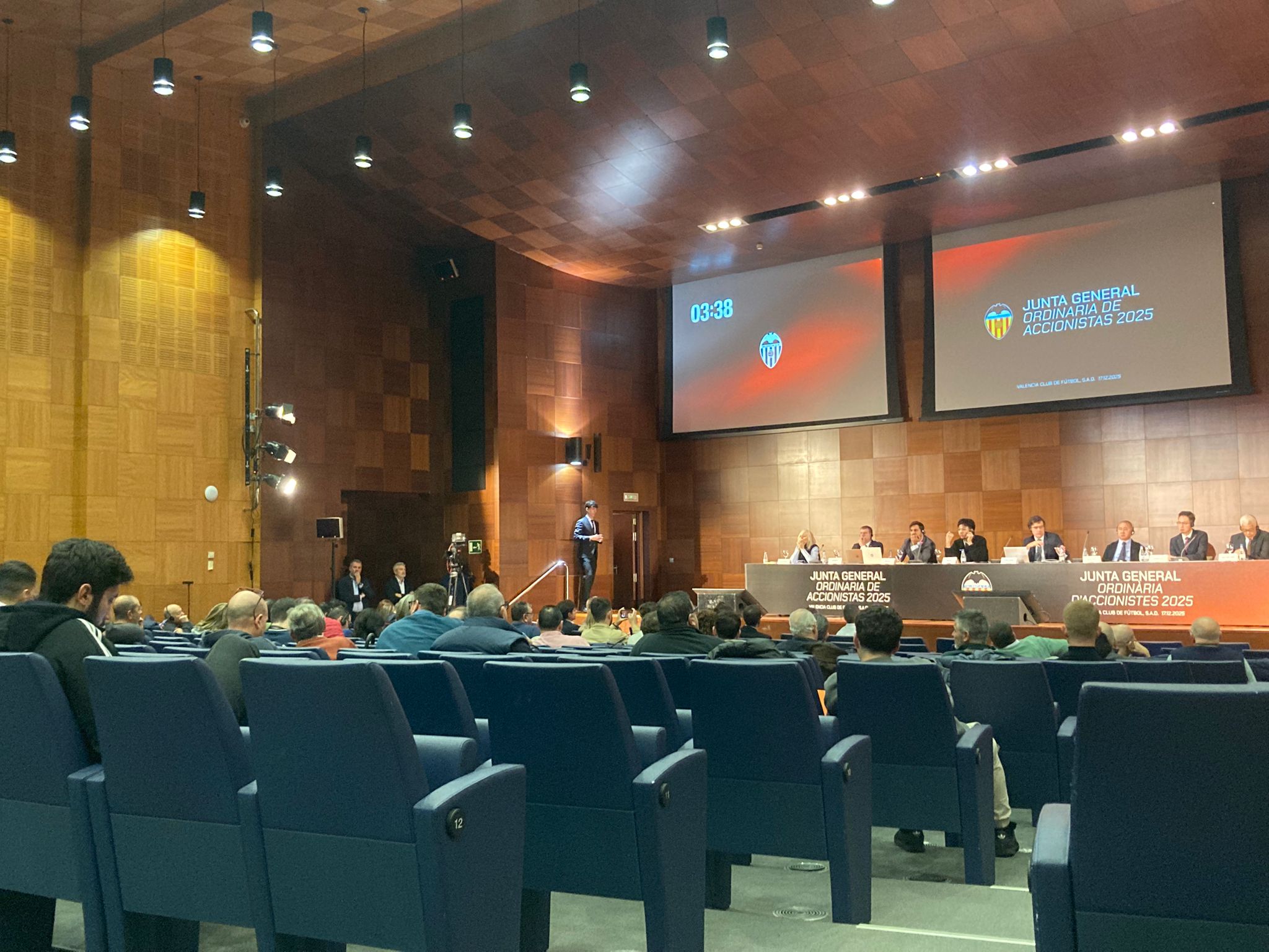 El Valencia CF ha celebrado su JGA entre los abucheos y críticas constantes de los accionistas presentes El Valencia CF ha celebrado su JGA entre los abucheos y críticas constantes de los accionistas presentes