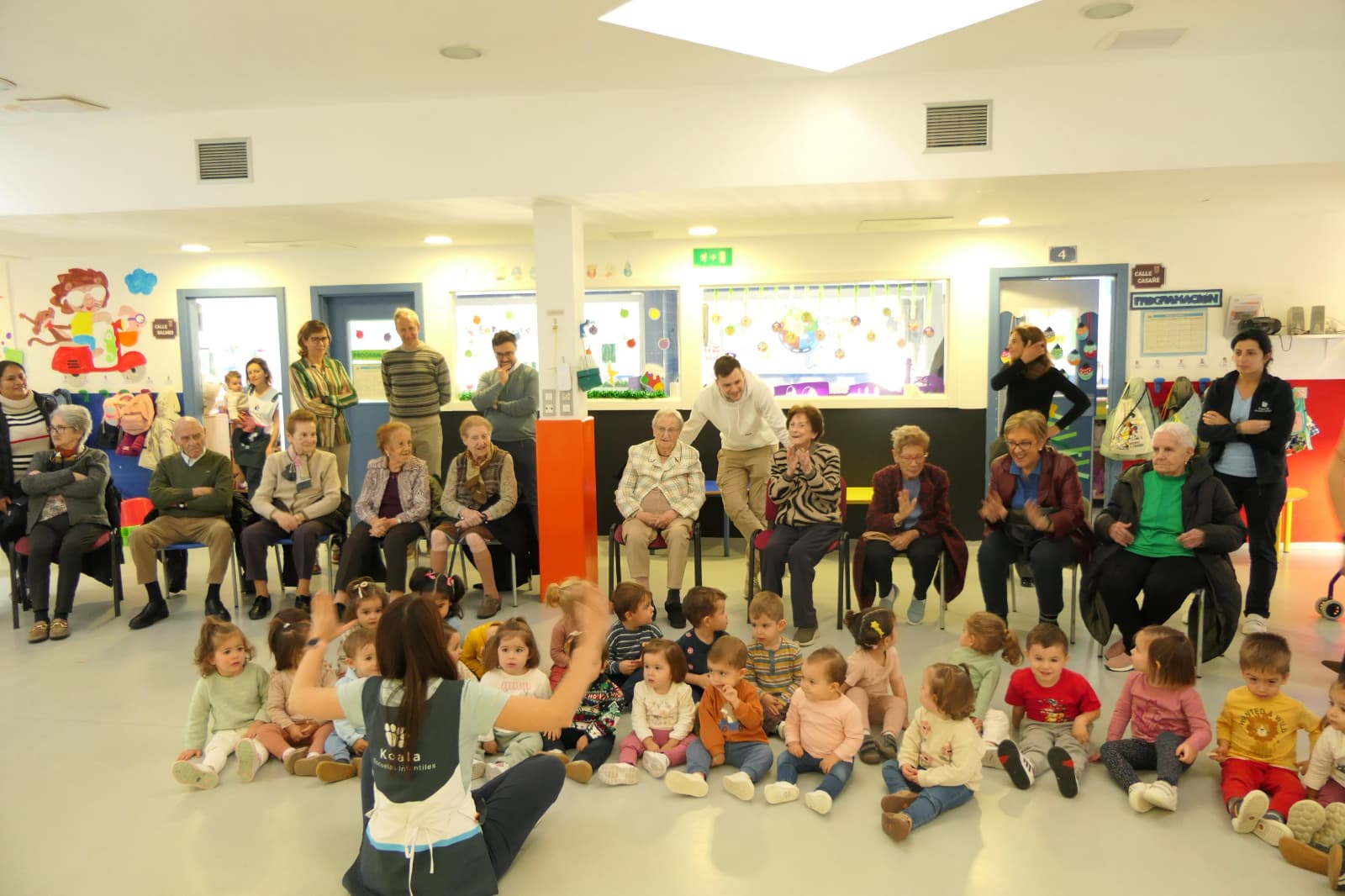 Niños y mayores comparten villancicos en un encuentro intergeneracional navideño en Palencia Niños y mayores comparten villancicos en un encuentro intergeneracional navideño en Palencia