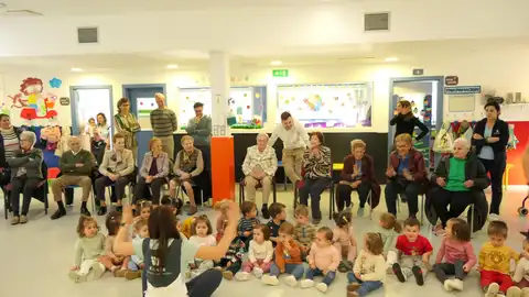 Niños y mayores comparten villancicos en un encuentro intergeneracional navideño en Palencia .
