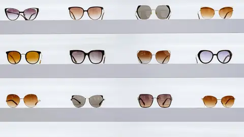 Un expositor con varios modelos de gafas Un expositor con varios modelos de gafas