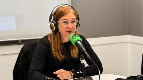 Marisa Mingot edil de Cultura de Villajoyosa en los estudios de Onda Cero Marina Baixa