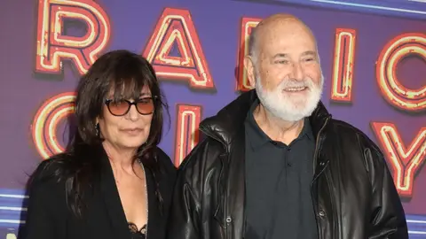 Rob Reiner y su esposa en una foto de archivo Rob Reiner y su esposa en una foto de archivo