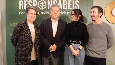Lores: “Reafírmome na decisión de presentarme como alcalde de Pontevedra de novo no ano 2027” O alcalde de Pontevedra con Anabel Gulías, Eva Vilaverde e Alberto Oubiña