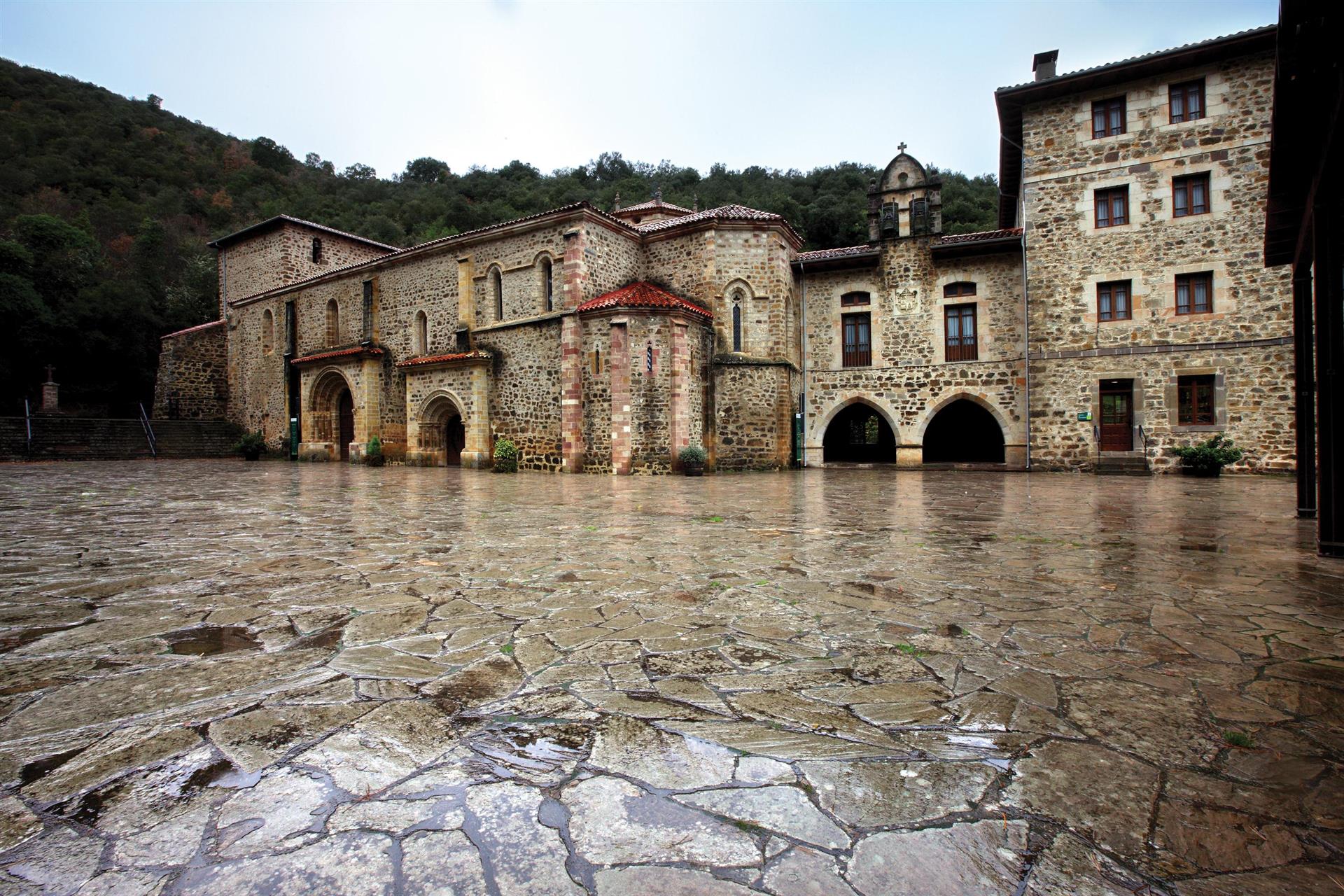 Santo Toribio de Liébana y El Santo Sepulcro de Jerusalén se hermanan tras un acuerdo "inédito" en España Santo Toribio de Liébana y El Santo Sepulcro de Jerusalén se hermanan tras un acuerdo "inédito" en España