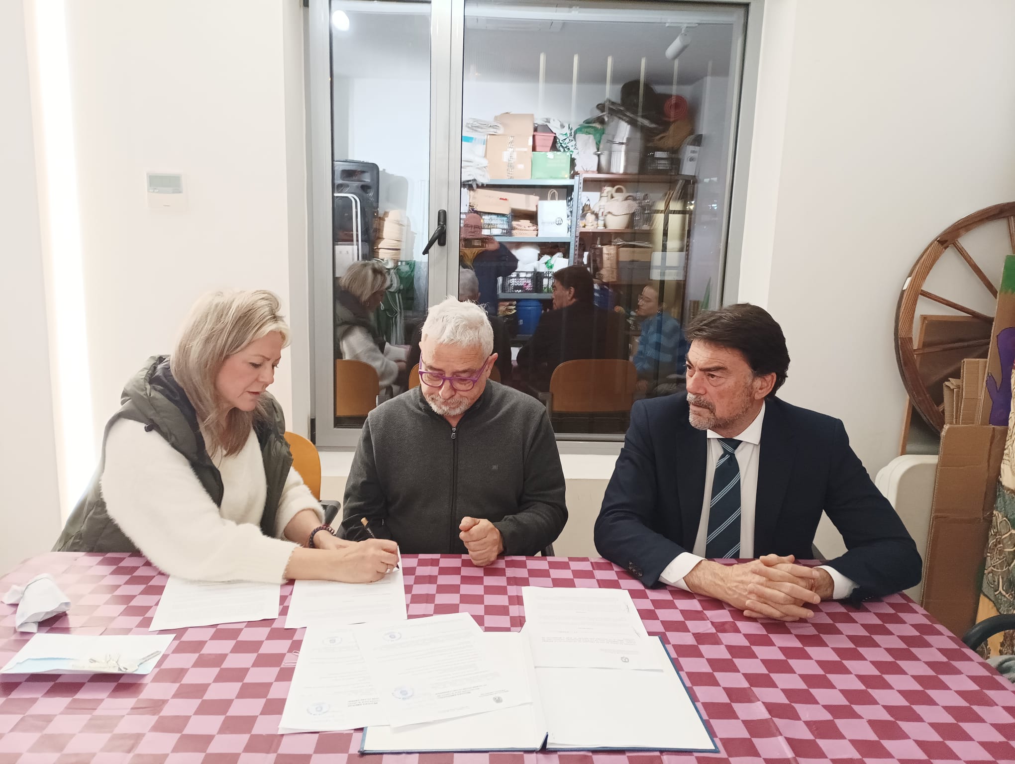 Alicante cede un espacio de la Finca Benisaudet a la comisión de la hoguera San Nicolás de Bari Alicante cede un espacio de la Finca Benisaudet a la comisión de la hoguera San Nicolás de Bari