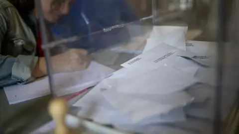 Una urna electoral en la Universitat de Barcelona, a 12 de mayo de 2024, en Barcelona, Catalunya (España). Una urna electoral en la Universitat de Barcelona, a 12 de mayo de 2024, en Barcelona, Catalunya (España).