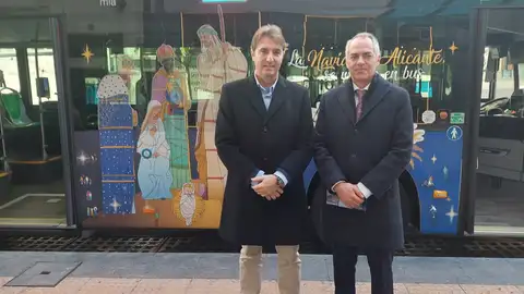 Carlos de Juan y Juan Antonio Martín en la presentación del autobús de la Navidad Carlos de Juan y Juan Antonio Martín en la presentación del autobús de la Navidad