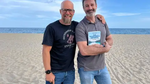 El Jere Mateo i l'Adam Martín, amb el llibre 'La travessia infinita' El Jere Mateo i l'Adam Martín, amb el llibre 'La travessia infinita'