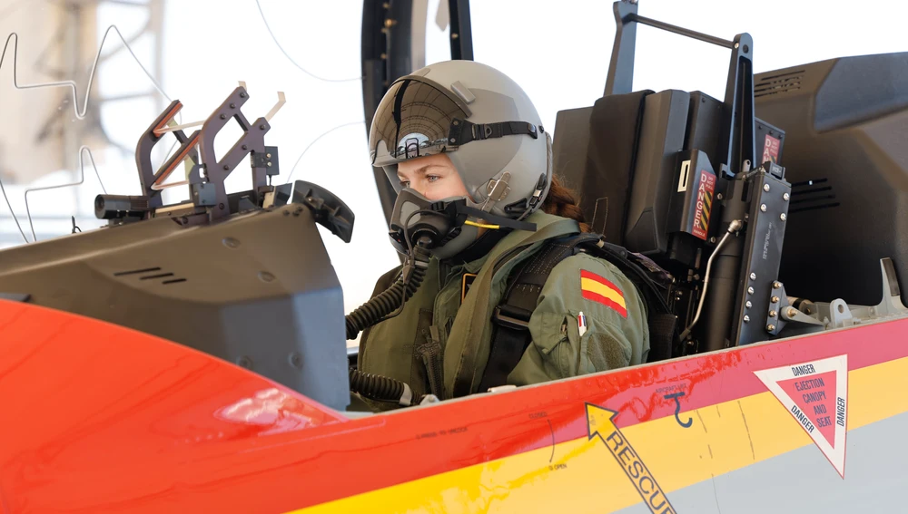 La Princesa de Asturias pilota por primera vez La Princesa de Asturias pilota por primera vez