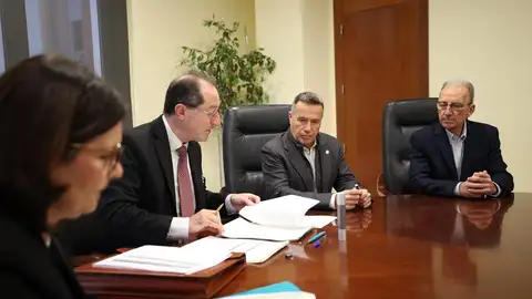 Burriana firma la compra de una nave para crear el mayor parking gratuito de la ciudad. Burriana firma la compra de una nave para crear el mayor parking gratuito de la ciudad.