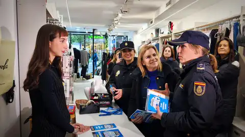 Bernabé junto a la Policía Nacional han visitado algunos comercios. Bernabé junto a la Policía Nacional han visitado algunos comercios.
