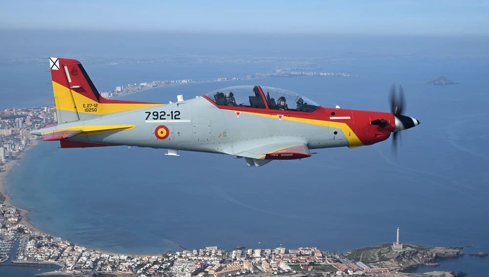 La princesa Leonor pilota un avión Pilatus PC-21 La princesa Leonor pilota un avión Pilatus PC-21