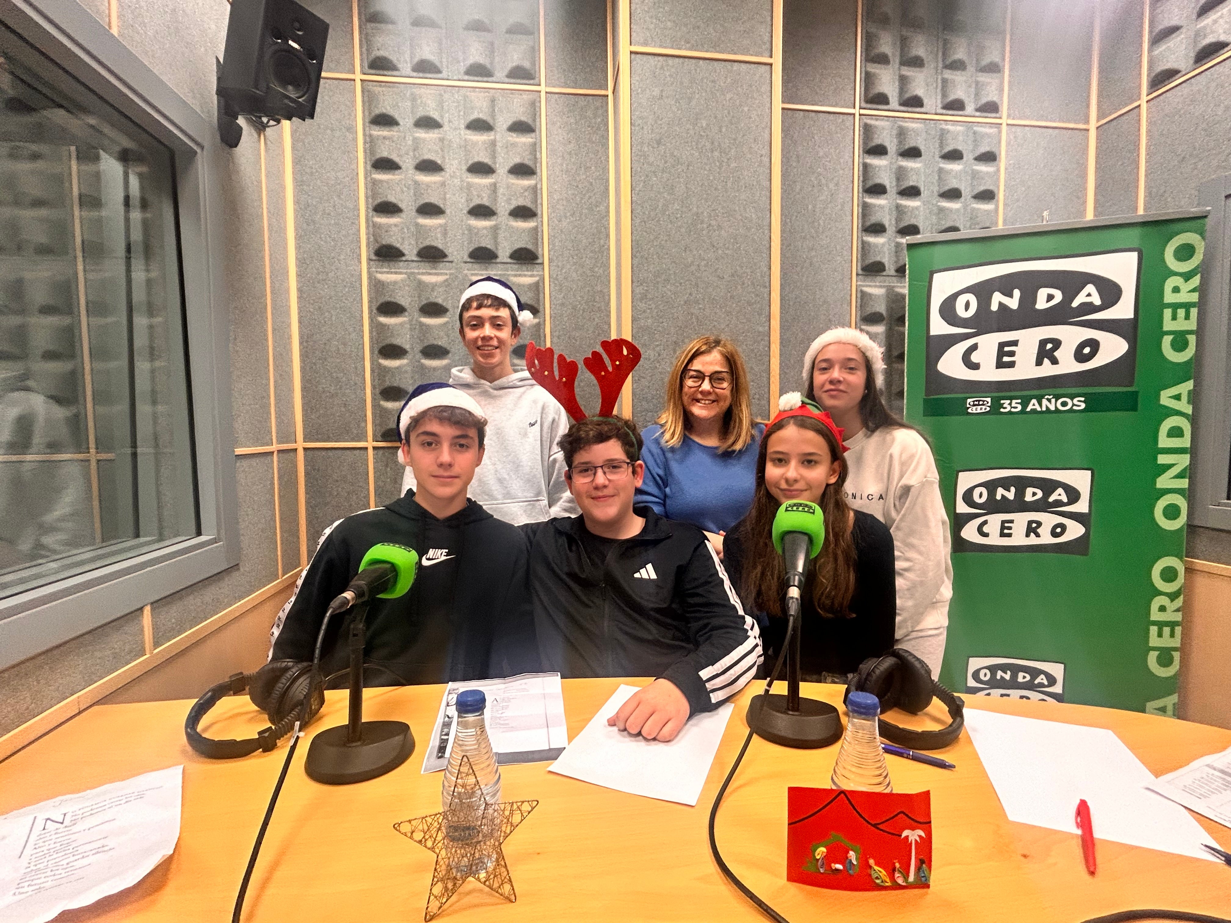 Alumnos del IES "Alfonso VIII" y su coordinadora, Nuria Moreno Alumnos del IES "Alfonso VIII" y su coordinadora, Nuria Moreno