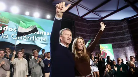 Alberto Núñez Feijóo y María Guardiola en un acto de precampaña electoral Alberto Núñez Feijóo y María Guardiola en un acto de precampaña electoral