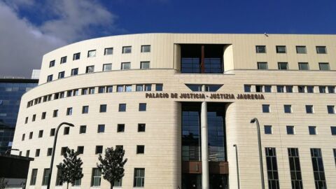 La juez pone en libertad a los cuatro encarcelados por la agresi&oacute;n sexual en las inmediaciones de la carpa universitaria de Pamplona