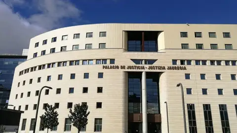 La juez pone en libertad a los cuatro encarcelados por la agresión sexual en las inmediaciones de la carpa universitaria de Pamplona La juez pone en libertad a los cuatro encarcelados por la agresión sexual en las inmediaciones de la carpa universitaria de Pamplona
