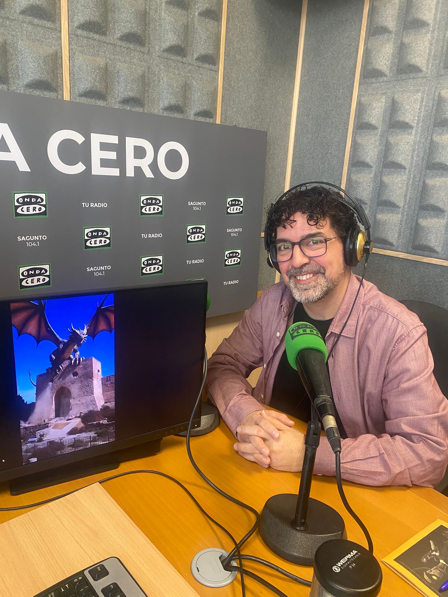 David Caballer arrasa con sus vídeos hechos con IA sobre de la 'destrucción de Sagunto con dragones' y su felicitación navideña David Caballer arrasa con sus vídeos hechos con IA sobre de la 'destrucción de Sagunto con dragones' y su felicitación navideña