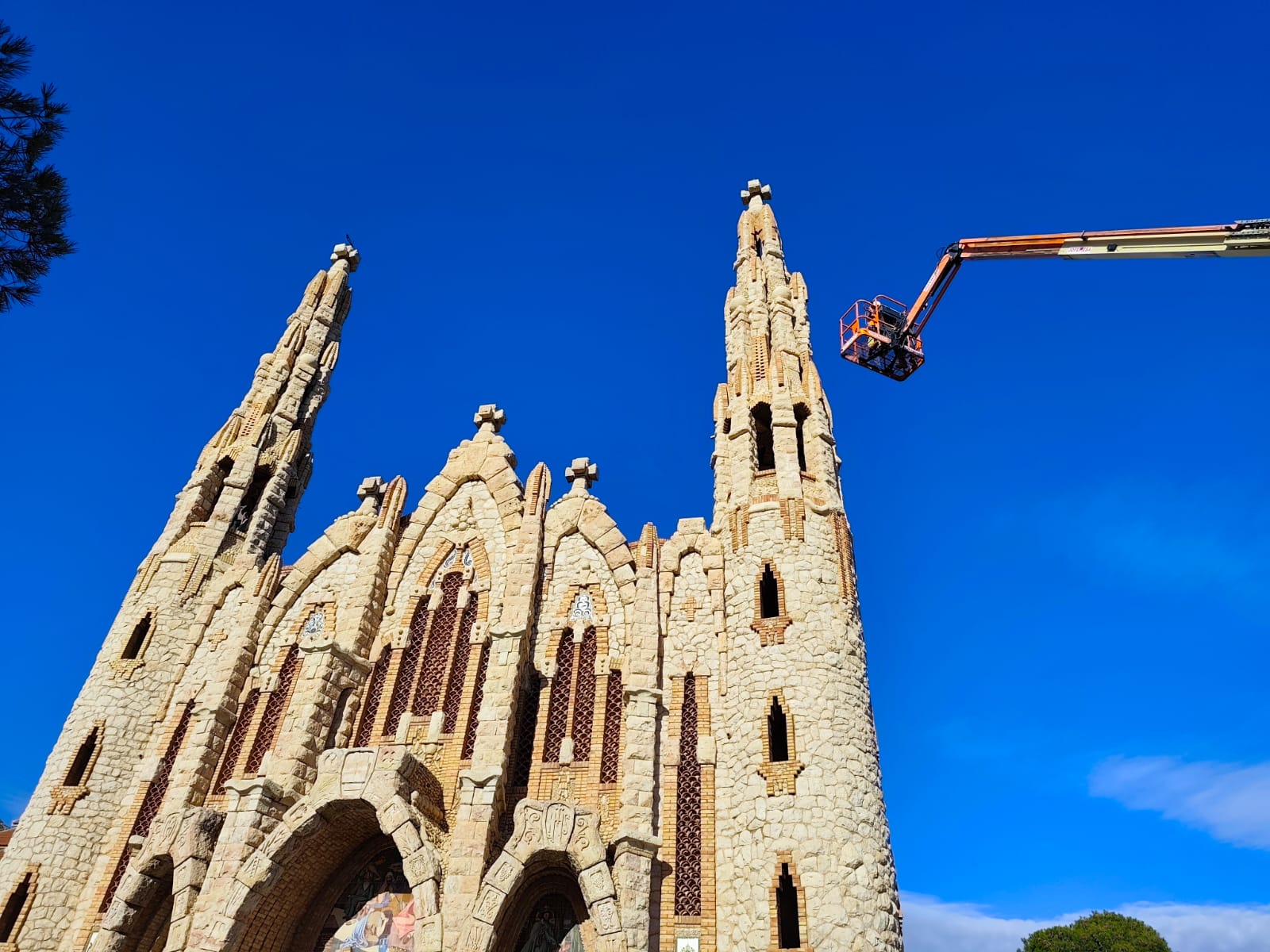 Novelda refuerza la seguridad en la torre del Santuario de Santa María Magdalena en la que han aparecido grietas Novelda refuerza la seguridad en la torre del Santuario de Santa María Magdalena en la que han aparecido grietas