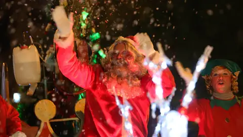Imagen de archivo de Papá Noel en un desfile en Elche. Imagen de archivo de Papá Noel en un desfile en Elche.