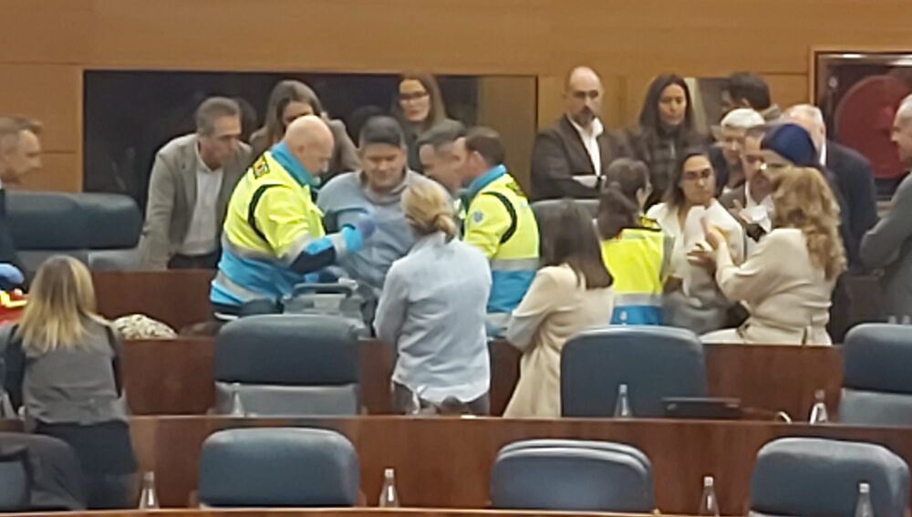 Un diputado del PSOE de Madrid se desmaya en plena votación de los Presupuestos de 2026.