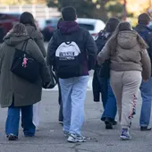 Varios jóvenes Varios jóvenes