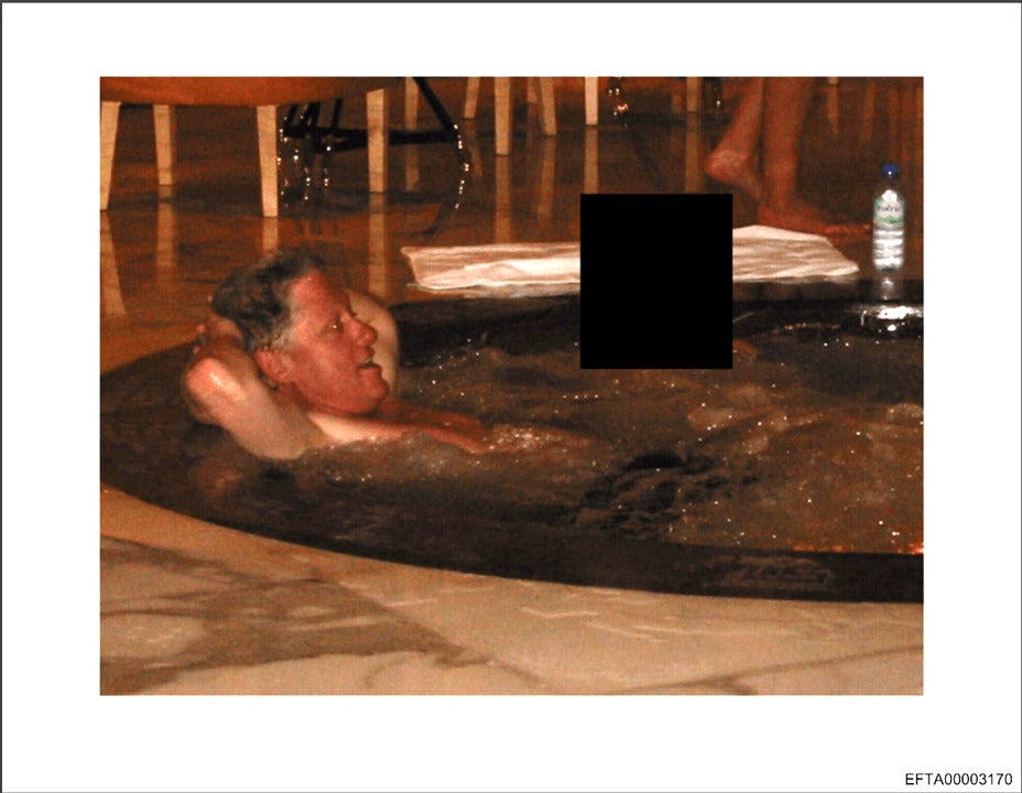 Fotografía difundida por Estados Unidos en el marco del 'caso Epstein' que muestra a Bill Clinton en un jacuzzi con una mujer Fotografía difundida por Estados Unidos en el marco del 'caso Epstein' que muestra a Bill Clinton en un jacuzzi con una mujer