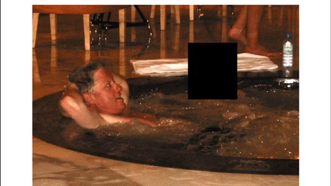 Fotografía difundida por Estados Unidos en el marco del 'caso Epstein' que muestra a Bill Clinton en un jacuzzi con una mujer