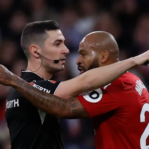 El defensa brasileño del Sevilla, Marcao, se encara al colegiado Muñoz Ruiz antes de ser expulsado durante el encuentro de la jornada 17 de LaLiga entre Real Madrid y Sevilla FC celebrado este sábado en el estadio Santiago Bernabéu, en Madrid.