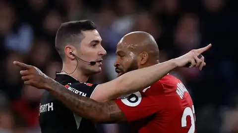 El defensa brasileño del Sevilla, Marcao, se encara al colegiado Muñoz Ruiz antes de ser expulsado durante el encuentro de la jornada 17 de LaLiga entre Real Madrid y Sevilla FC celebrado este sábado en el estadio Santiago Bernabéu, en Madrid. El defensa brasileño del Sevilla, Marcao, se encara al colegiado Muñoz Ruiz antes de ser expulsado durante el encuentro de la jornada 17 de LaLiga entre Real Madrid y Sevilla FC celebrado este sábado en el estadio Santiago Bernabéu, en Madrid.