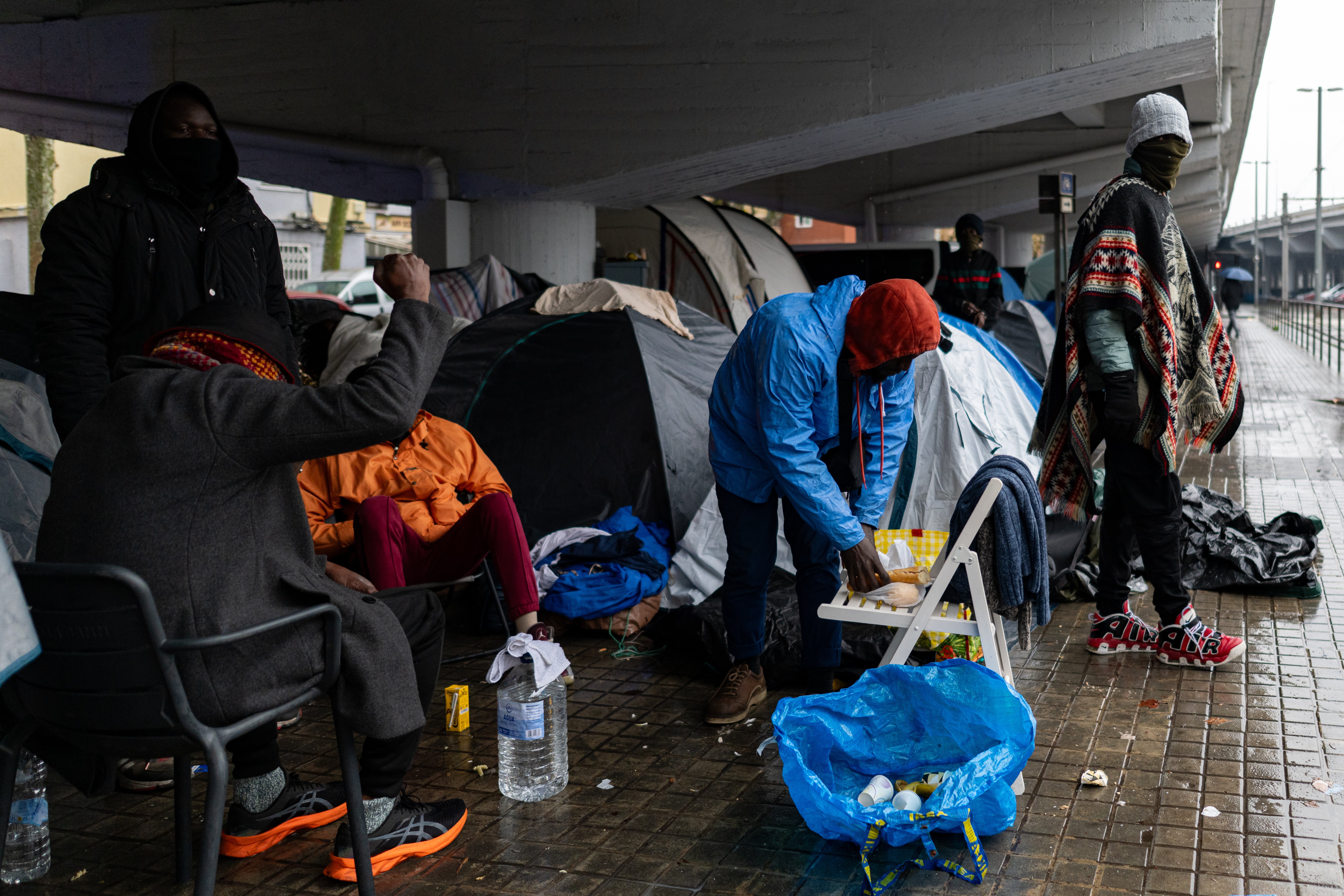 Personas desalojadas del antiguo Instituto B9 de Badalona acampan debajo de la salida 210 de la C-31, en el barrio de Sant Roc, a 20 de diciembre de 2025, en Badalona Personas desalojadas del antiguo Instituto B9 de Badalona acampan debajo de la salida 210 de la C-31, en el barrio de Sant Roc, a 20 de diciembre de 2025, en Badalona
