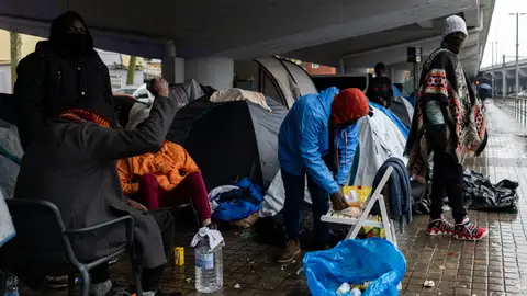 Personas desalojadas del antiguo Instituto B9 de Badalona acampan debajo de la salida 210 de la C-31, en el barrio de Sant Roc, a 20 de diciembre de 2025, en Badalona Personas desalojadas del antiguo Instituto B9 de Badalona acampan debajo de la salida 210 de la C-31, en el barrio de Sant Roc, a 20 de diciembre de 2025, en Badalona